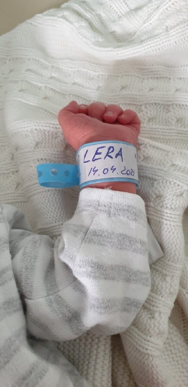 Una dintre realităţile dureroase ale pandemiei: Primele zile cu nou-născutul în braţe, vis imposibil pentru mamele cu COVID-19/ Tânără mamă: L-am văzut cum plânge, i-am simţit faţa lui caldă, i-am spus ”Te iubesc”,  apoi a fost luat de lângă mine - FOTO