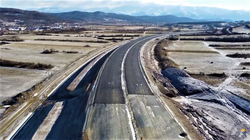 Asociaţia Pro Infrastructura: Cu multă determinare din partea constructorului şi puţin noroc de vreme bună şi dealuri ascultătoare, vom circula pe primii kilometri din Autostrada Sibiu-Piteşti la sfârşitul anului viitor - VIDEO