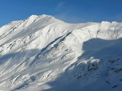 Avertisment al specialiştilor - Risc însemnat de producere a avalanşelor în Carpaţii Meridionali şi Orientali, până luni seară / În zona montană va continua să ningă