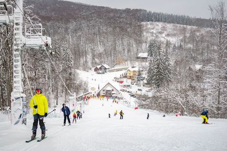 Covasna: Debut al sezonului de schi la Băile Şugaş - Pârtia, deschisă pe durata vacanţei şcolare până la ora 21.00 / Recomandările salvamontiştilor 