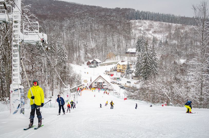 Covasna: Debut al sezonului de schi la Băile Şugaş - Pârtia, deschisă pe durata vacanţei şcolare până la ora 21.00 / Recomandările salvamontiştilor 