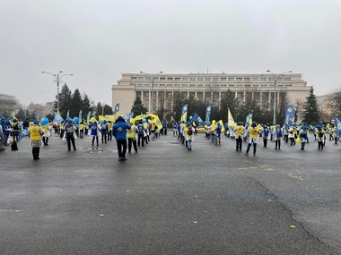 Protest al sindicaliştilor din Sănătate, în Piaţa Victoriei, la Palatul Cotroceni şi la Palatul Parlamentului, pentru acordarea drepturilor salariale / Manifestanţii colindă autorităţile cu ”Pluguşorul suferinţei lucrătorilor din sănătate” - VIDEO, FOTO