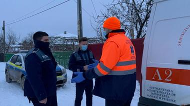 Botoşani: Un bărbat externat din spital, unde a stat o lună după ce a fost călcat de o maşină şi care mai are nevoie de recuperare, nu a fost primit acasă de părinţi / ”Să vină acasă sănătos”, a transmis angajaţilor de la ambulanţă mama bărbatului 