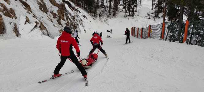 Braşov: Turişti accidentaţi după ce au intrat în zone de pârtii închise din cauza stratului insuficient de zăpadă