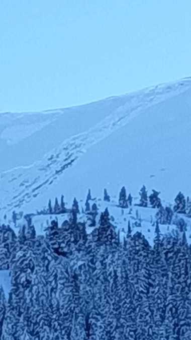 Avertisment al salvamontiştilor - Risc mare de producere a avalanşelor în Masivul Călimani / Mai multe trasee, închise 