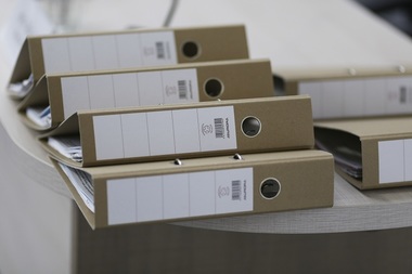 Instituţiile publice nu mai au voie de astăzi să solicite persoanelor fizice şi firmelor copii de pe avize sau alte documente emise de către alte instituţii ale statului