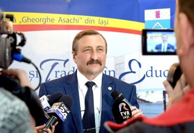 Profesorul Dan Caşcaval, rectorul Universităţii Tehnice din Iaşi, a fost ales preşedinte interimar al Consiliului Naţional al Rectorilor

 