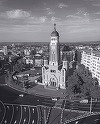 Primăria Ploieşti îi întreabă pe locuitori dacă sunt de acord cu demolarea unui bloc din centrul oraşului pentru realizarea unei esplanade pietonale / Imobilul este locuit şi are la parter mai multe sedii de firme, dar şi un sediu al PNL  