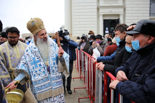 IPS Teofan, Mitropolitul Moldovei şi Bucovinei, după slujba de Bobotează: Ne este dor să vieţuim într-o normalitate aşa cum ne-am obişnuit, fără să mai văd cu mască, fără să mă mai vedeţi cu mască - FOTO