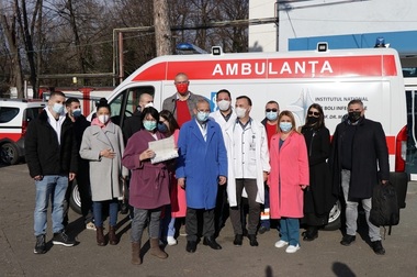 Ambulanţă donată Institutului “Matei Balş”. Director medical: În contextul valului cinci al pandemiei, susţine efortul de a face faţă numărului de intervenţii, care vor creşte începând din a doua parte a lui ianuarie - FOTO

