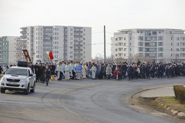 Sute de persoane la procesiunea de Bobotează de la Buzău/ Şapte bărbaţi au sărit în râu pentru a recupera crucea aruncată de IPS Ciprian - FOTO