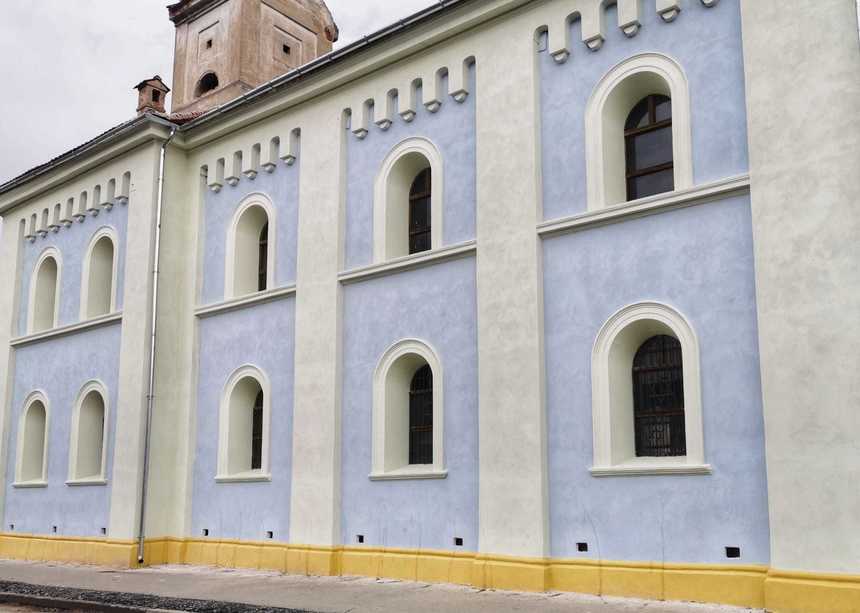 Sinagoga din Făgăraş, vandalizată în timpul procesului de reabilitare/ Primăria anunţă că va sesiza autorităţile pentru a fi identificat autorul - FOTO