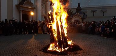 Încep sărbătorile pe rit vechi. Comunitatea sârbilor din Timişoara a aprins ”badnjak-ul” în ajun de Crăciun
