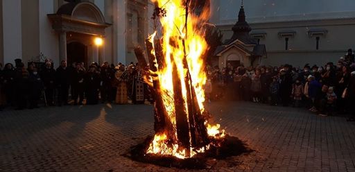Încep sărbătorile pe rit vechi. Comunitatea sârbilor din Timişoara a aprins ”badnjak-ul” în ajun de Crăciun
