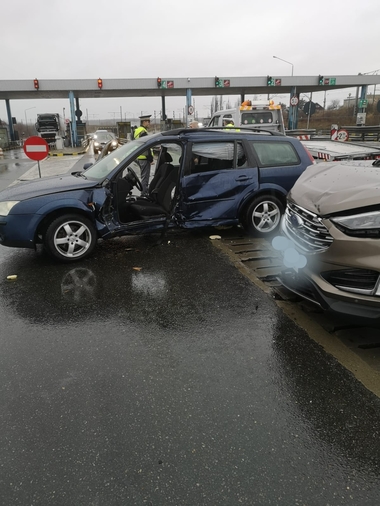 Accident pe A2 / Cinci persoane au fost rănite dintre care două au fost duse la spital - FOTO