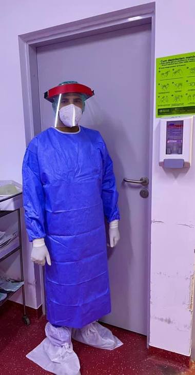 Medic: Acum 7-8 zile am predat garda cu pacienţi pe care îi putem număra pe degetele de la o mână, acum am preluat-o plină! Unii daţi dovadă de multă ignoranţă şi vă gândiţi doar la cum să contraziceţi medicii şi să le arătaţi că vă pricepeţi la toate!!