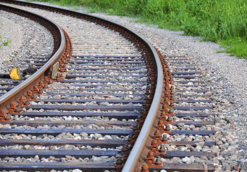 CFR SA: Trei vagoane din compunerea unui tren privat de marfă au deraiat între staţiile Fileşti - Cătuşa