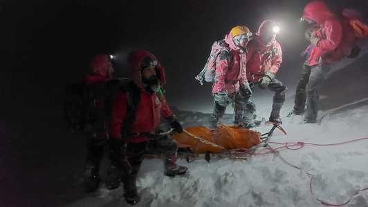 Operaţiunea de salvare a persoanelor surprinse de avalanşă în Munţii Făgăraş, finalizată după 17 ore / Femeia rănită, investigată de medicii din Unitatea de Primiri Urgenţe Sibiu, dar este în stare stabilă - FOTO