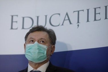 Rafila anunţă că gradul de ocupare al paturilor COVID la nivel naţional este 16%, cel mai mult fiind în Suceava, 34% / Ministrul speră ca rata de ocupare de 75%, care ar duce la trecerea în online a şcolilor, ”să fie cât mai întârziată sau deloc” 