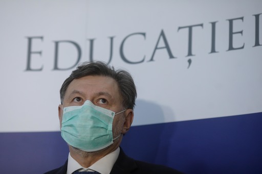 Rafila anunţă că gradul de ocupare al paturilor COVID la nivel naţional este 16%, cel mai mult fiind în Suceava, 34% / Ministrul speră ca rata de ocupare de 75%, care ar duce la trecerea în online a şcolilor, ”să fie cât mai întârziată sau deloc” 
