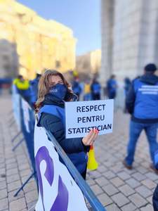 Angajaţii Institutului Naţional de Statistică pichetează sediul PSD, nemulţumiţi de "discriminările salariale" la care sunt supuşi statisticienii