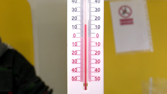 Timişoara: Zeci de pacienţi diagnosticaţi cu cancer, internaţi în Clinica de Oncologie, nevoiţi să stea în frig, în saloane / Societatea de termoficare Colterm a scăzut temperatura agentului termic pe fondul lipsei banilor 

 