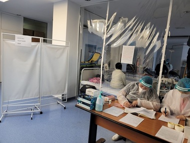 Peste 4400 de probe recoltate duminică şi luni în centrele de testare COVID din spitale din Capitală. 420 de recoltări, la centrul de testare de la Spitalul Universitar / Ce procedură trebuie să urmeze cei care vin să se testeze - FOTO