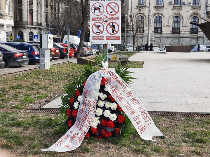 Manifestări antisemite, la Memorialul Holocaustului din Bucureşti - Două persoane au depus o coroană cu mesaje negaţioniste / Preşedintele Institutului Naţional pentru Studierea Holocaustului, sesizare către Lucian Bode / Dosar penal, deschis - FOTO
