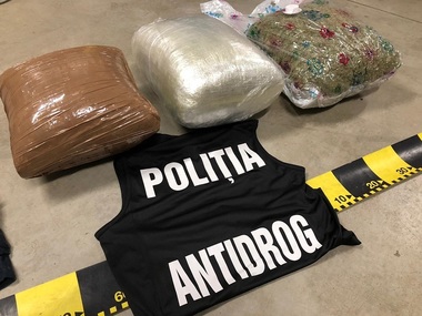 Alba: Un bărbat a fost prins cu peste şapte kilograme de cannabis asupra sa, droguri aduse din Spania printr-o firmă de coletărie. El a fost arestat preventiv - FOTO
