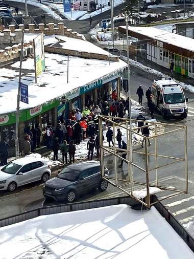 Hunedoara: Şoferul unei maşini a murit la volan şi a accidentat o fată de şase ani care se afla pe trotuar
