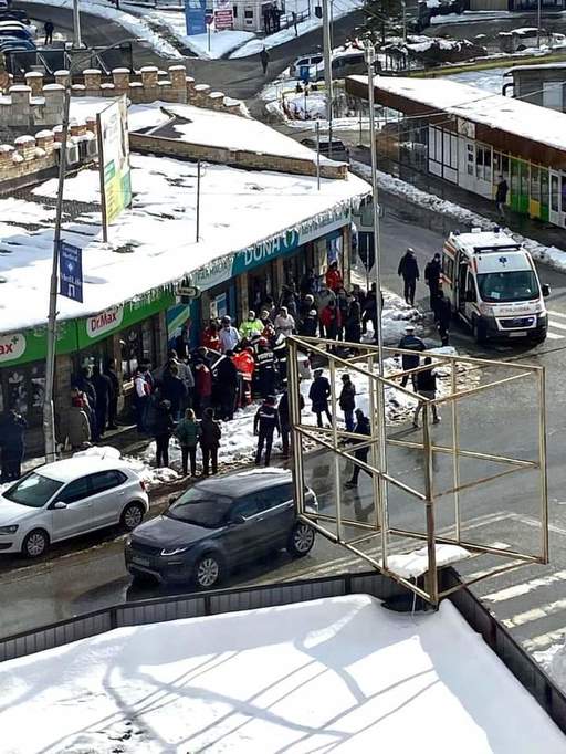 Hunedoara: Şoferul unei maşini a murit la volan şi a accidentat o fată de şase ani care se afla pe trotuar
