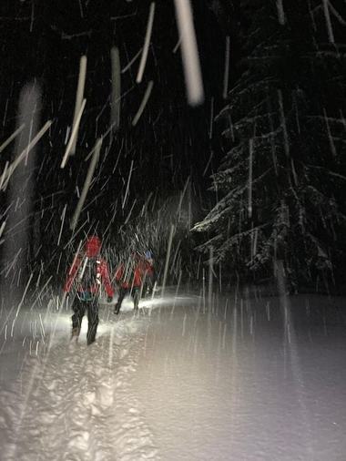 Salvamontiştii caută un schior, dat dispărut de către prieteni, în afara domeniului de schi Transalpina