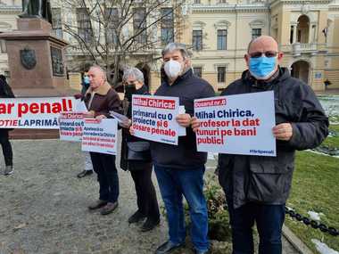 Protest al USR în faţa primăriei Iaşi împotriva edilului Mihai Chirica. A fost adus un banner pe care scria „Iaşul nu merită un primar penal” - FOTO