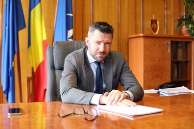 Prefectul de Timiş îşi pune maşina de serviciu la dispoziţia Ambulanţei: Serviciul de Ambulanţă Timiş este sufocat de numărul mare de solicitări de la populaţie pentru testarea la domiciliu şi este total deficitar la capitolele maşini şi şoferi