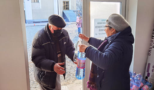 Primăria Bacău a achiziţionat peste 130.000 de litri de apă îmbuteliată pentru localnicii afectaţi de avarie - FOTO