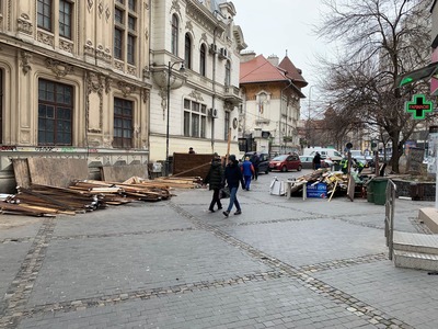 Primarul Nicuşor Dan anunţă demolarea a 10 construcţii provizorii de lemn, amplasate abuziv pe chiar în faţa fostei case a lui Tache Ionescu din centrul Bucureştiului, zonă protejată
