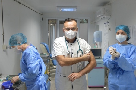 Prima tranşă de 700 de cutii de molnupiravir, pentru tratarea COVID-19, a ajuns la Institutul de Boli Infecţioase Matei Balş din Capitală. Dr. Marinescu: Este administrat in primele 5 zile de boală, pacienţilor vulnerabili care nu au nevoie de oxigen
