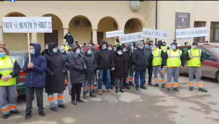 Protest al salariaţilor HS Timber Production faţă de închiderea fabricii de panouri de lemn din Siret. Compania asigura 25% din totalul impozitelor plătite de agenţii economici din oraş - FOTO