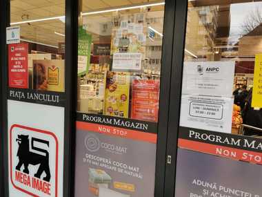Sancţiuni pentru două magazine Mega Image din Bucureşti, unde comisarii ANPC au descoperit muşte moarte şi gândaci de bucătărie, dar şi vitrine şi instalaţii vechi, ruginite şi murdare / Propunere de închidere pentru 6 luni pentru unul dintre magazine 