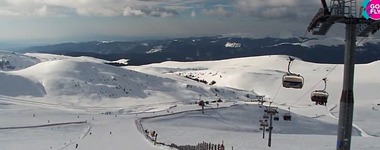 Sute de turişti îşi petrec weekend-ul la schi, pe Valea Prahovei/ La Sinaia, nu mai sunt locuri în parcarea amenajată la staţia de plecare a telegondolei către Cota 1400