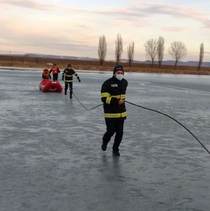 Avertisment al Ministerului de Interne, după ce mai mulţi copii au căzut în apă: Supravegheaţi copiii! Nu îi lăsaţi să se joace pe gheaţa râurilor, lacurilor! Pericolul este extrem de mare 