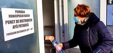 Primarul din Bacău anunţă că s-a finalizat umplerea rezervei de apă a oraşului şi ar trebui să fie funcţională în curând / Locuitorii din oraş încă nu au apă potabilă / Şedinţă a Consiliului Local, în cursul zilei de luni  