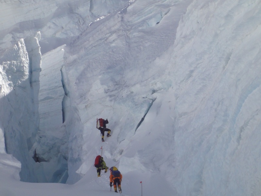 Alpiniştii români Horia Colibăşanu şi Marius Gane pornesc într-o nouă expediţie în Himalaya / Va fi prima ascensiune românească pe Kangchenjunga, al treilea vârf ca înălţime din lume