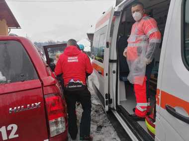 Acţiune a salvamontiştilor din Maramureş pentru salvarea, dintr-o zonă greu accesibilă, a unei femei de 80 de ani cu dificultăţi de respiraţie / Salvatorii montani reclamă lipsa mijloacelor de avertizare acustice şi luminoase care le-ar da prioritate  