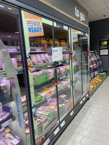 Amenzi de 49.000 de lei, date de comisarii de la Protecţia Consumatorilor după controale în magazine Mega Image şi Penny din Măgurele şi din Capitală/ Fructe cu mucegai, produse expirate, vitrine murdare, printre neregulile găsite - FOTO, VIDEO