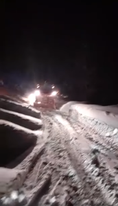 Trafic îngreunat pe DN 75, în judeţul Bihor, din cauza unei avalanşe/ Se intervine pentru deblocarea şoselei - VIDEO
