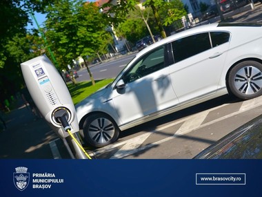 Primăria Braşov cumpără 15 staţii de încărcare pentru maşini electrice. Valoarea acestora, suportată prin AFM, este de peste 2,5 milioane de lei