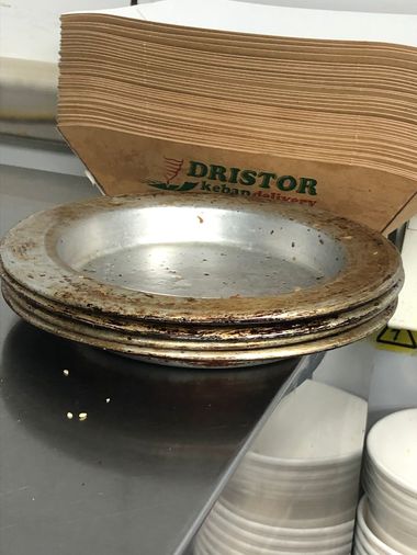 Amenzi de 117.000 de lei după controale făcute de Protecţia Consumatorilor la administraţia mall-ului Sun Plaza, la hipermarketul Cora şi la opt restaurante din complex/ Spaţii neigienizate, alimente fără date de identificare şi folosirea de ulei uzat, printre neregulile găsite - FOTO
