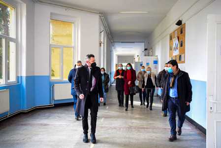 Peste 10.000 de elevi din Timişoara învaţă online, din cauza frigului din clase / Prefectul de Timiş, Mihai Ritivoiu, în control în mai multe şcoli