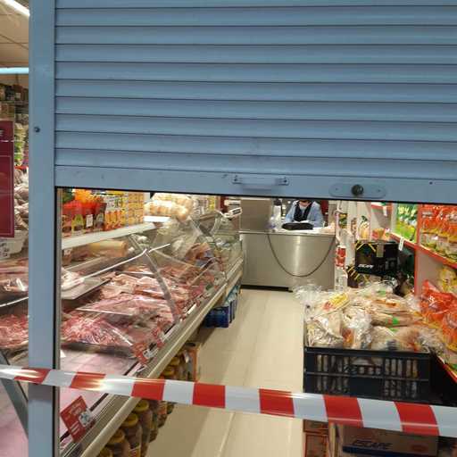 Comisarii ANPC au dat amenzi de aproape 100.000 de lei în Piaţa Delfinul din Bucureşti / Au fost închişi temporar 11 operatori economici, iar pentru două unităţi a fost propusă sistarea activităţii pentru cel mult şase luni - FOTO